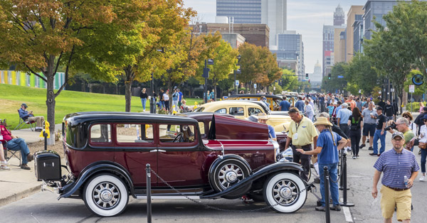 Automobiles in Downtown Des Moines